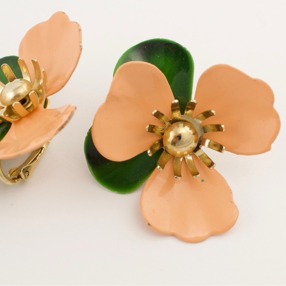 Vintage Sarah Coventry Tahitian Flower Clip On Earrings Pink Green Enamel 1960s - Picture 3 of 4